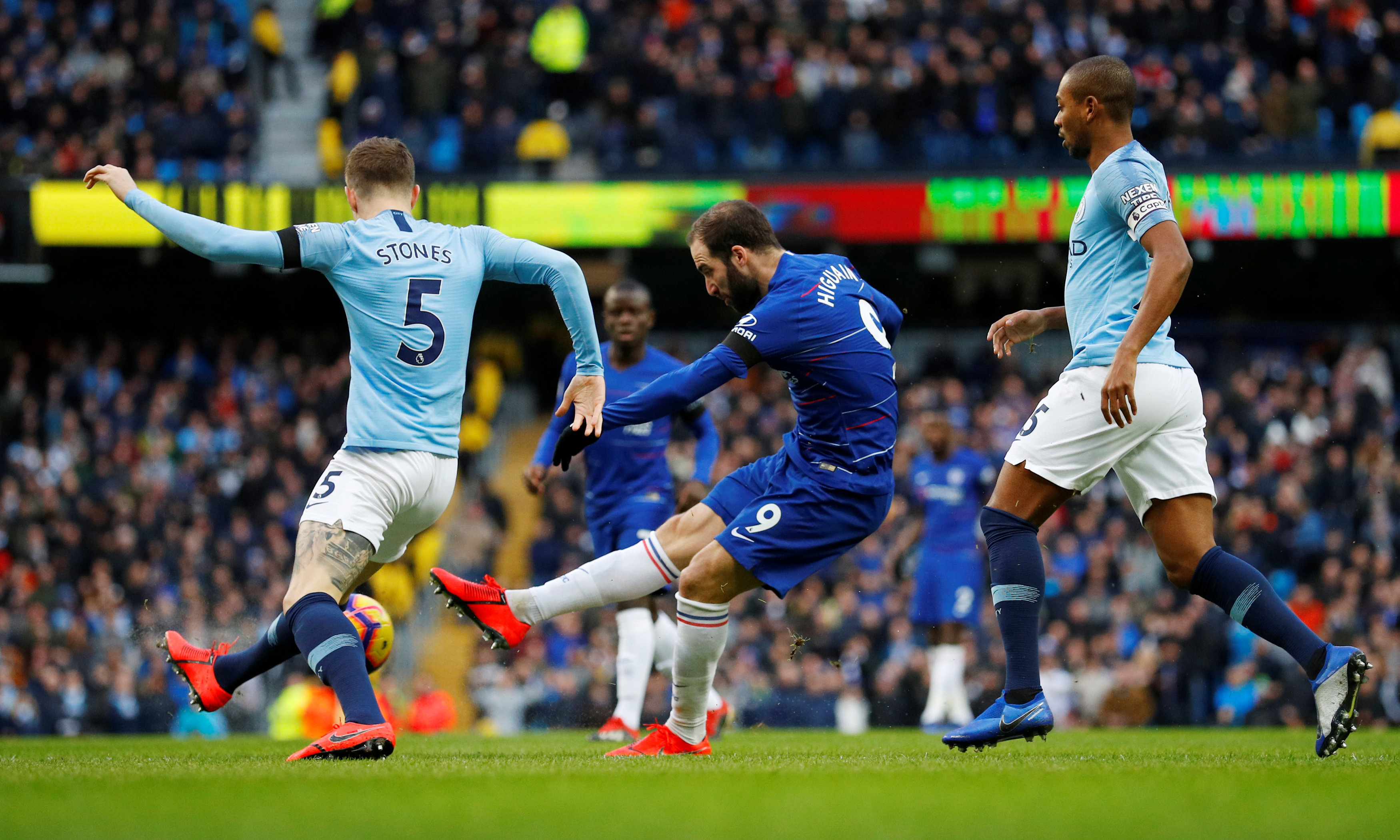 梅西赛前将球衣赠予安哥拉总统，总统回赠他一座纪念奖杯