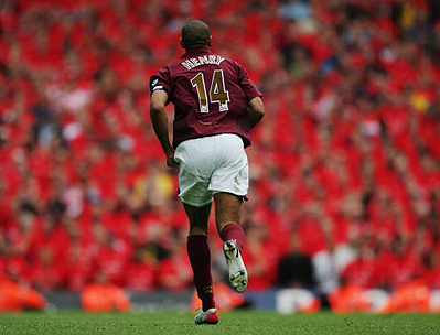 汪涵陪儿子马术竞赛！嚼槟榔超享受，夫妻交替带娃成热议焦点