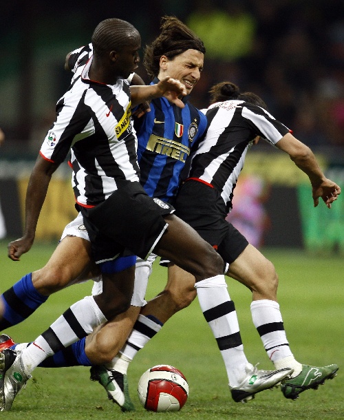 欧文突破两人防守完成得分