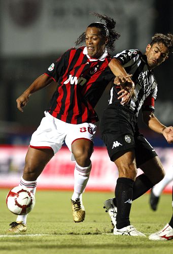 皇家马德里有意出人意料地任命阿隆索为新任主教练，而伯纳乌球员则被指控“扰乱秩序”。