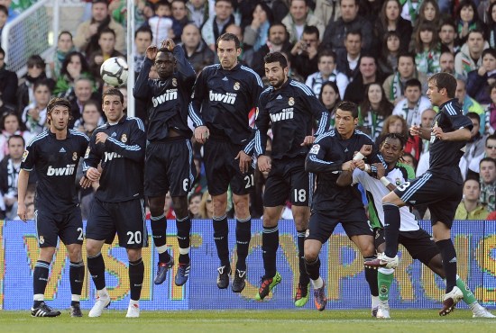 2分，又是2分！顶薪中锋被34岁老将羞辱，球迷嘲讽：这表现真的可以